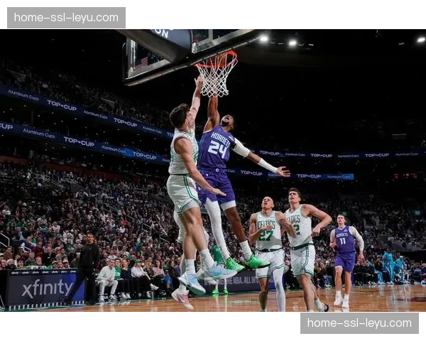 状元秀福德季前赛首秀：突破上篮得手，展现全面进攻技巧